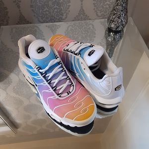 Woman's Nike Air TN Sneakers, Size 9